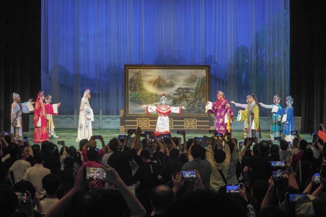 京剧演出谢幕,观众纷纷举起手机记录