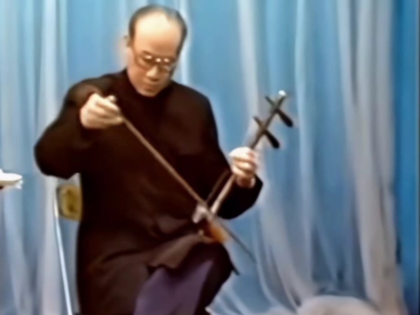 京胡是文场的主奏乐器,唱腔伴奏以它为首